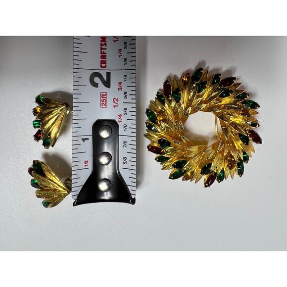 Vintage Gold Toned Wreath with Red and Green Stones Plus matching earrings! - Picture 8 of 9